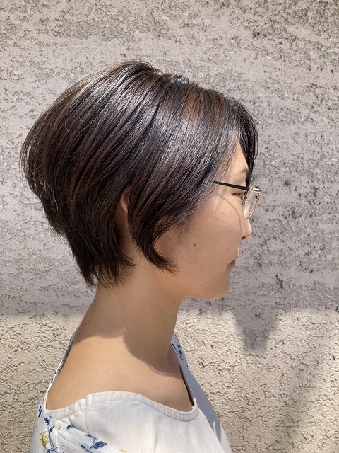 さりげないハイライトがきれいなショートスタイル