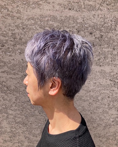 シルバーカラーを楽しむショートスタイル