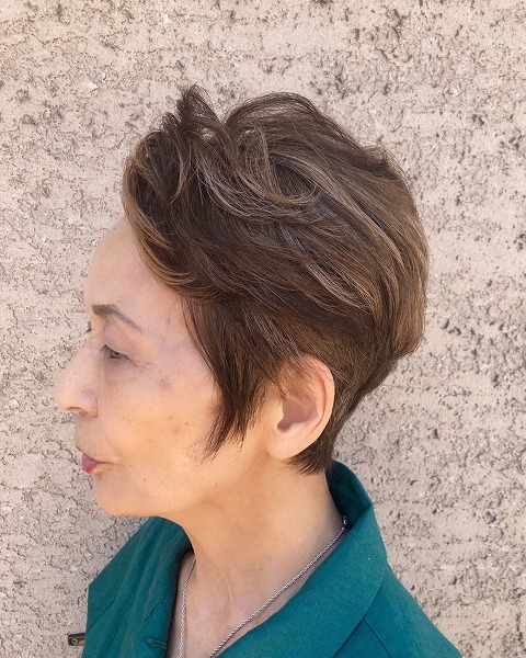 ハイライトカラーで動きのある大人ショート