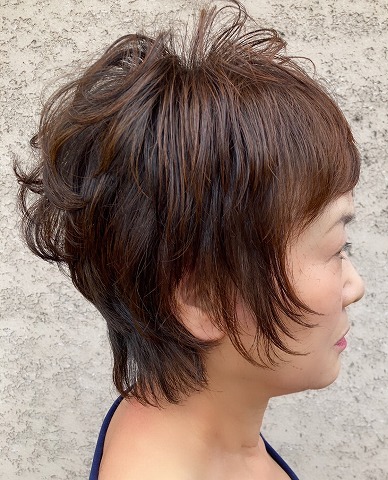 軽やかパーマがアクセントのショートスタイル