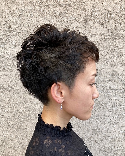 秋らしさを感じる　アシンメトリー大人ショート