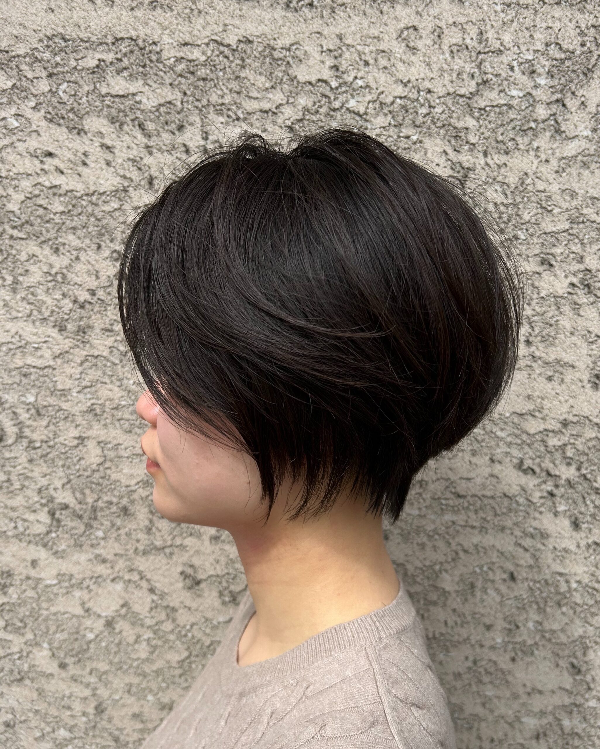 丸いフォルムのくびれショート