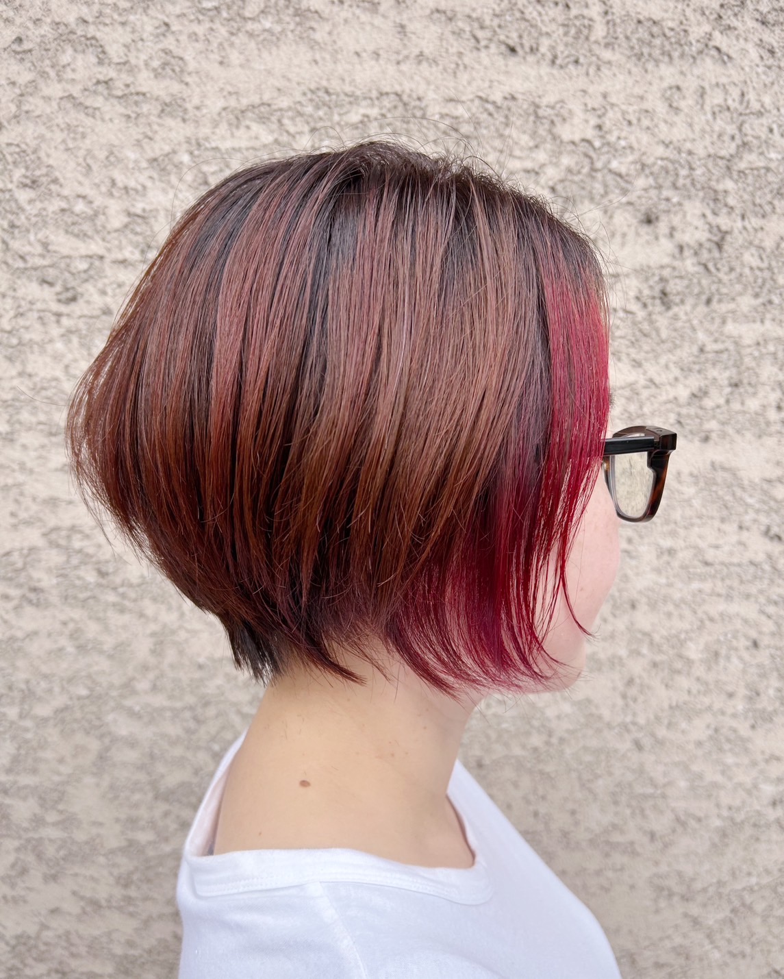 アクセントカラーがポイントなショートボブ