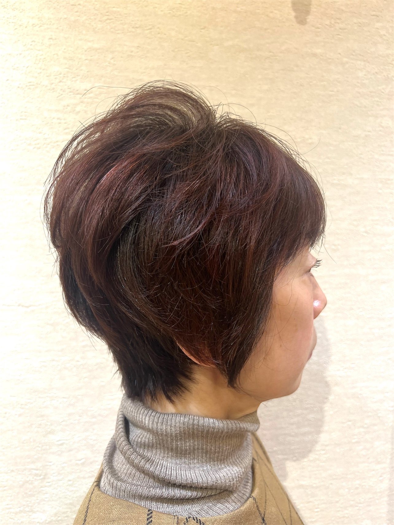 やさしいカラーリングで楽しむふんわりショート