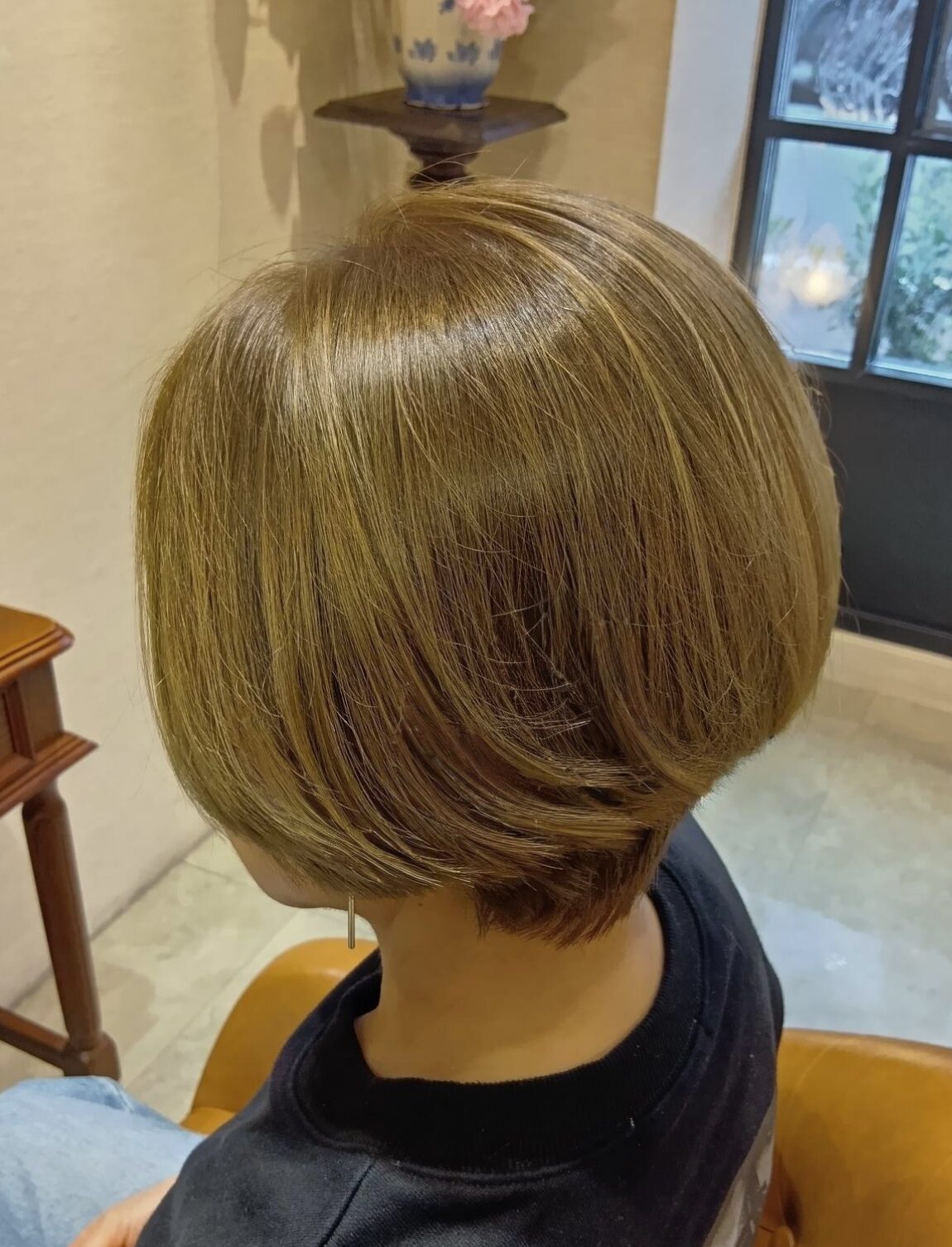 やわらかい印象の透明感ベージュショート