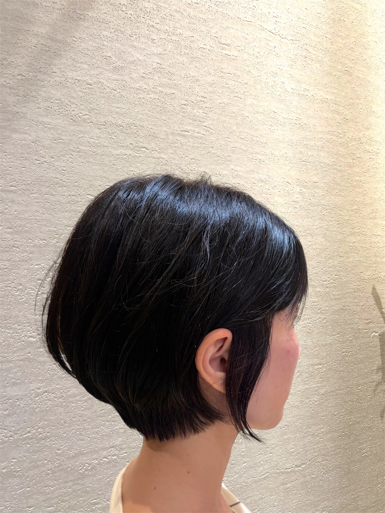 耳にかけられる大人のショートヘア
