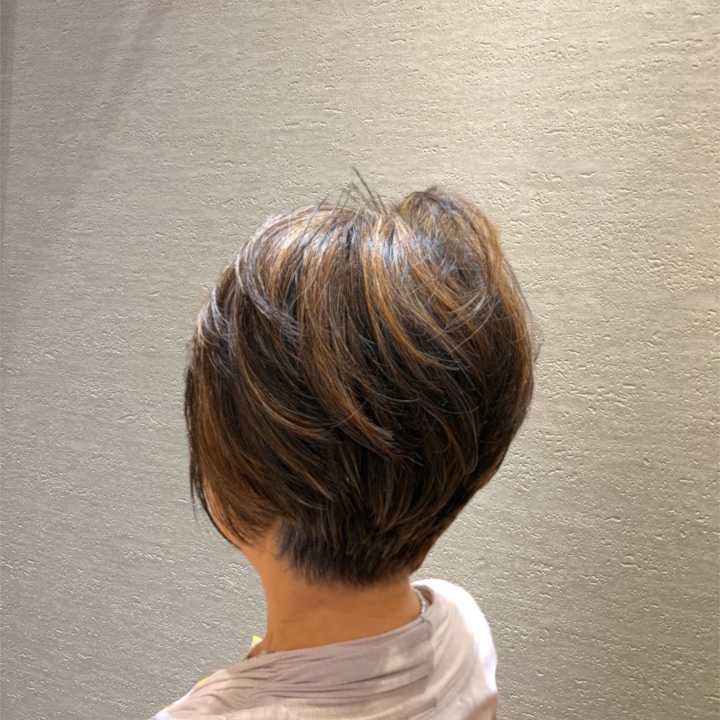 白髪を生かすハイライトショートヘア