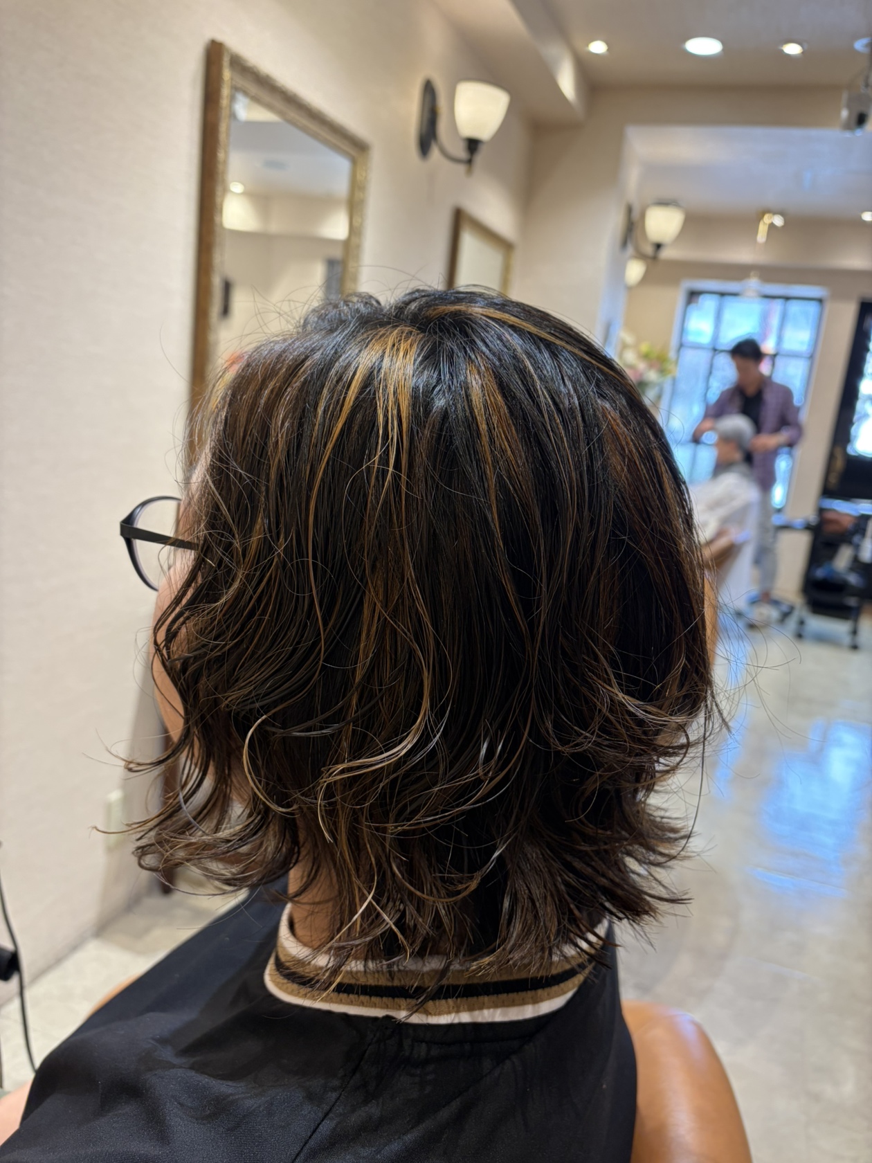 立体感を楽しむ大人のハイライトボブ