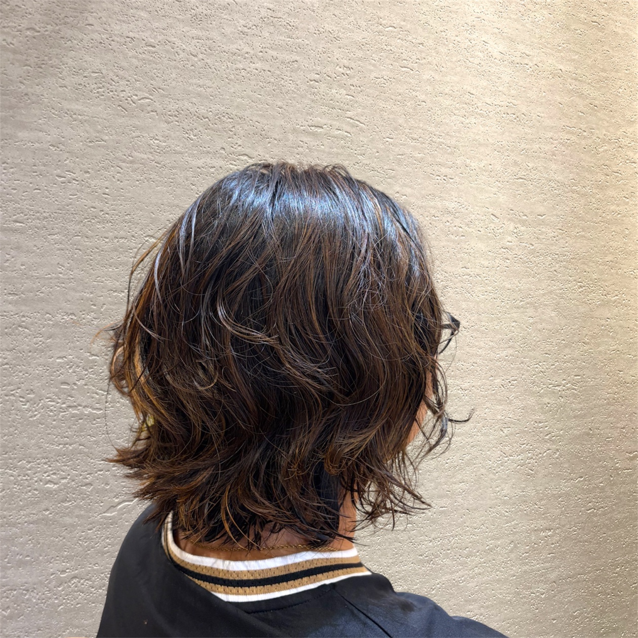 立体感を楽しむ大人のハイライトボブ